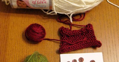 Yarn and buttons for the March tea cozy