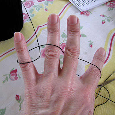How Elizabeth of Bella Crochet holds her yarn