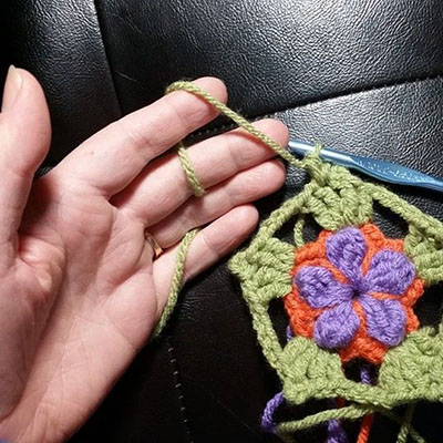 How Kati D of Kati D Creations holds her yarn