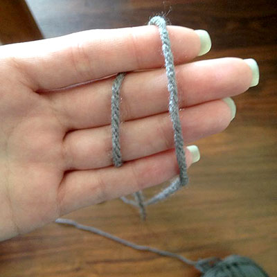 How MandaLynn of MandaLynn's Crochet Treasures holds her yarn