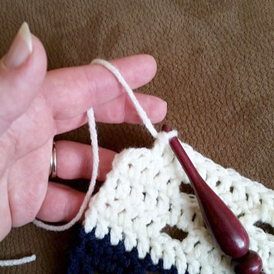 How Tamara of Moogly holds her yarn