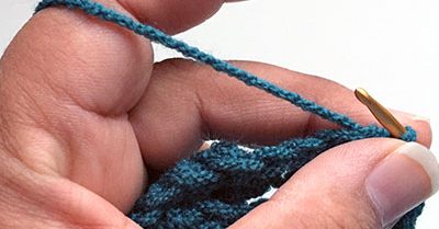 How I hold my yarn (2)