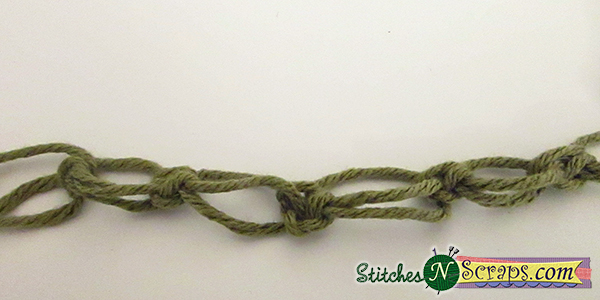 Solomon's knot / lover's knot tutorial on StitchesNScraps.com - a chain of lks