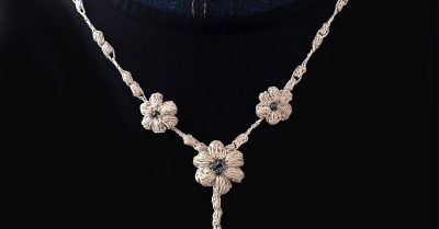 Dew drop crochet flower necklace a free crochet pattern on Stitches n Scraps